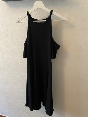 Svart klänning - Bomullsklänning, öppna axlar