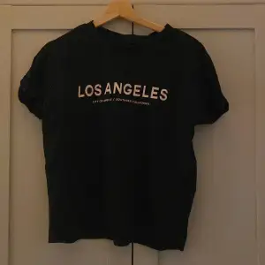 Svart Los Angeles t-shirt från Etirel. Använt fåtal gånger💕
