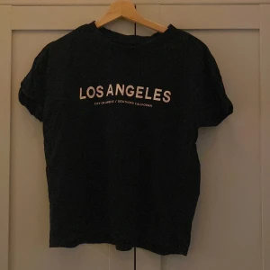 LA tröja - Svart Los Angeles t-shirt från Etirel. Använt fåtal gånger💕