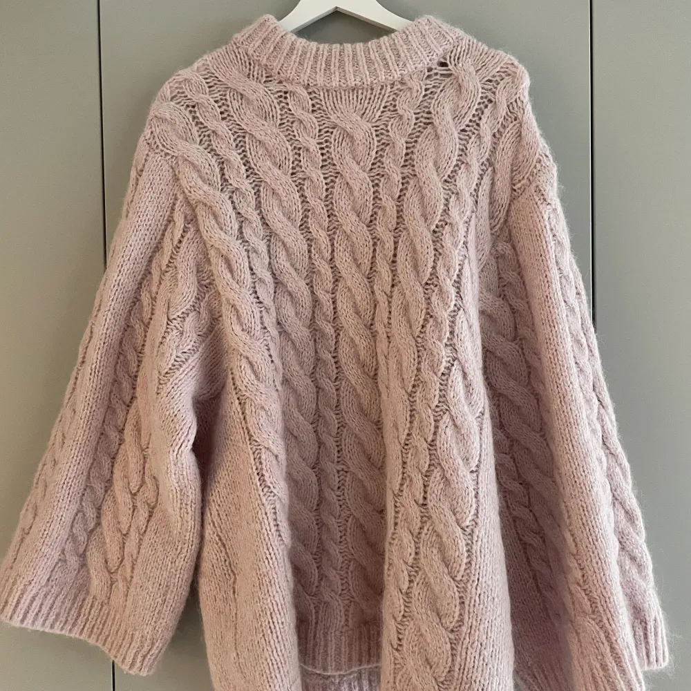 Så himla fin ljusrosa stickad tröja från H&M i deras alpacablend (30% alpaca och 20% ull) i storlek small i väldigt oversized fit som säljs då jag inte tycker jag passar i rosa. Perfekt nu på vintern eller till sena sommarkvällar!. Stickat.
