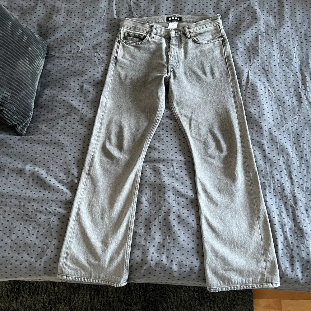 Gråa Hope rush jeans  storlek 27  Skick: 8/10 Längd på byxbenet: 101cm. Jeans & Byxor.