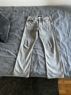 HOPE rush jeans  - Gråa Hope rush jeans  storlek 27  Skick: 8/10 Längd på byxbenet: 101cm
