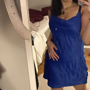 Blå klänning - Jättesnygg marinblå klänning! Ena bandet har tyvärr gått av och därför säljer jag den lite billigare. Jag löste det me en säkerhetsnål eftersom jag inte kan sy:))