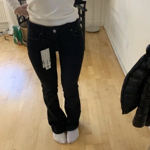 Lågmidjade jeans zara - Slutsålda och helt nya lågmidjade jeans från zara i strl 34🤍