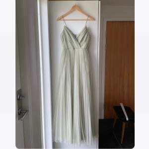 Lång ljusgrön klänning från Asos. Använd 1 gång som balklänning, som ny. Storlek 36. Kontakta för fler bilder hur den ser ut på 💓