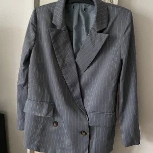 Blå kavaj - Snygg nästan oanvänd blå kavaj med vita ränder! Passar S och M 