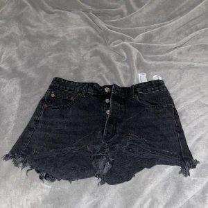 Svarta Zara Shorts  - Ett par svarta ”slitna” shorts ifrån Zara i strl 38