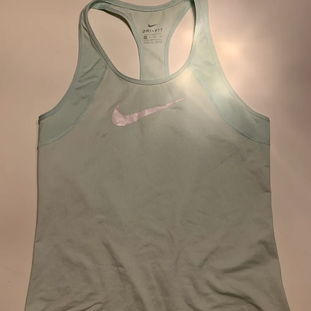 Ett tränings linne från Nike som är så fin på sommaren när man är brun!! . Toppar.