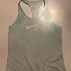 Ett tränings linne från Nike som är så fin på sommaren när man är brun!! 
