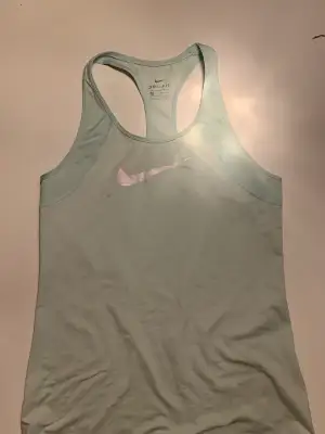 Ett tränings linne från Nike som är så fin på sommaren när man är brun!! 