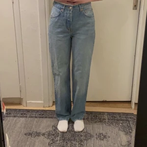 Straight leg jeans - Jättefina mid waist straight leg jeans från asos storlek 28/32, färgen är mid blå. Använt endast 1 gång. Jag är 173cm. Jag är 173 cm