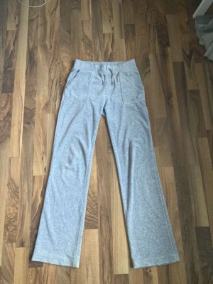 Juciy conture -  Ett Ett par juicy kontor byxor säljer på grund av vill ha annan färg använd några gånger 