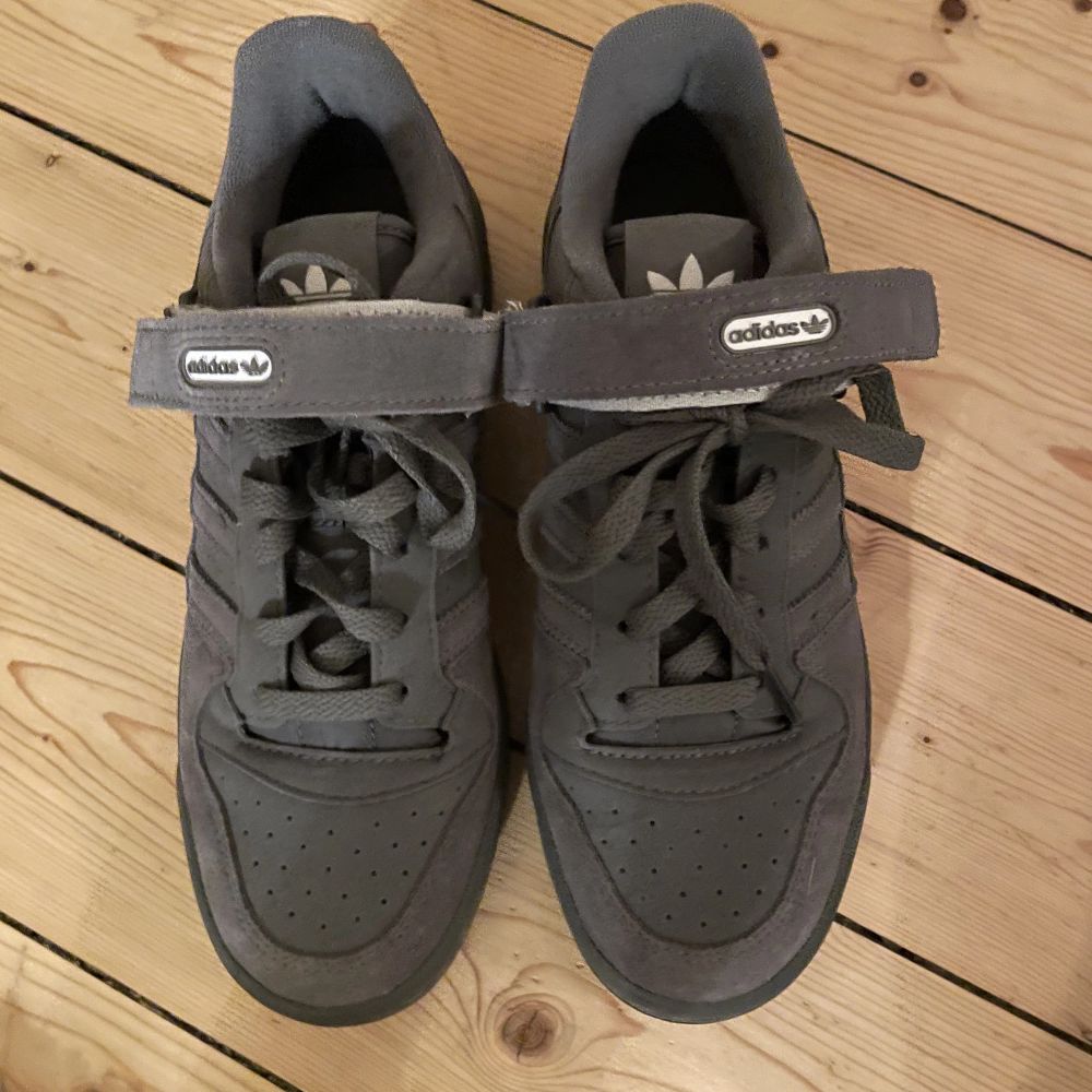 Så snygga grå adidas forum skor som är helt nya och bara använda en gång. De är helt nya och nypris är 1200, pris kan diskuteras men de är verkligen fläckfria😊skriv privat till mig om ni har frågor eller behöver mer bilder. Frakt betalas av köpare . Skor.