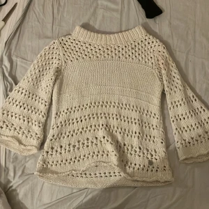 Stickad tröja  - Creme vit stickad tröja🤍 Köpt second hand 
