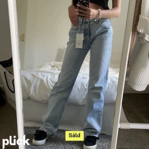 Zara jeans - Köpte dom från Plick men dom var tyvärr försmå men denna bilden är lånad från den jag köper från och den som det personen köpte den från (skriv för fler bilder)