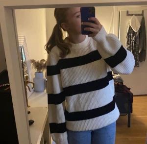 Stickad tröja - Säljer nu denna fina stickade tröja från vila. Den är aldrig använd och i fint skick. Väldigt varm och skön nu till vintern. 249 kr + frakt, (priset kan diskuteras) hör av dig för mer bilder eller frågor💕