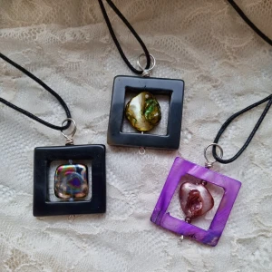 Halsband - Handgjorda halsband med glaspärlor. Välj 1, 2 eller 3 eller designa själv. Ingår trendig justerbar svart tråd eller 15 kr billigare utan tråden. Skriv om du har frågor 💕