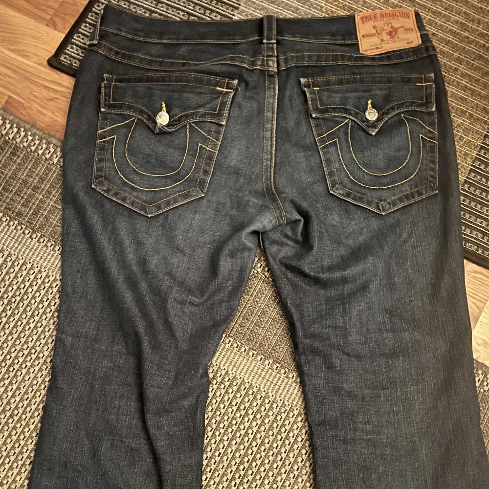 Jätte snygga true religon jeans storlek 38 men passar som 35-36 med 8/10 kvalitet med inga skador. Pris kan diskuteras . Jeans & Byxor.