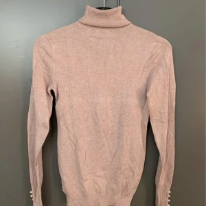 Polotröja från Zara  - Rosa polotröja från Zara med pärldetaljer på ärmen. Knappt använd så helt som ny. 