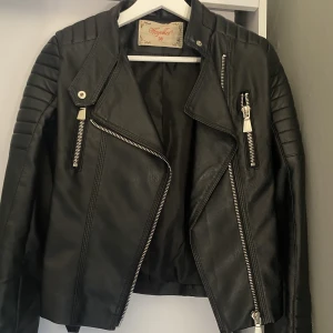 Skinnjacka 🌺 - Skinnjacka från Chiquelle, endast använd fåtal gånger.   • Storlek 38 🌺  • Bra skick  • Ordinariepris: 799kr • Pris 350kr + frakt 📦  