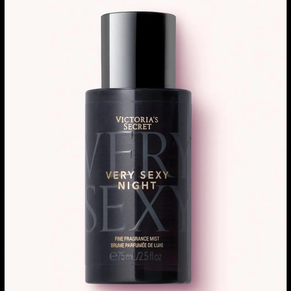 En Victoria secret parfym som luktar jättegott VERY SEXY hela är full🤍🤍köpt för 200kr. Övrigt.