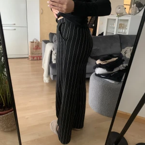 Randiga byxor - Svarta randiga byxor från Gina i storlek S, sparsamt använda💞