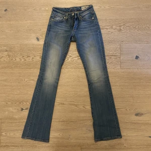 Lågmidjade jeans - Säljer dessa skit snygga lågmidjade jeans då de blivit för små för mig! Långa på mig som är 168! Passade mig när jag hade storlek 34💕