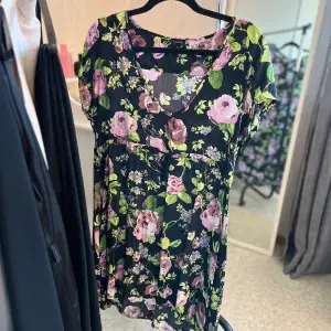 Supersöt blommigklänning, perfekt till sommaren 💖(billigt pris då jag inte vet vad jag köpte den för)