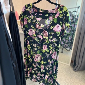 Klänning  - Supersöt blommigklänning, perfekt till sommaren 💖(billigt pris då jag inte vet vad jag köpte den för)