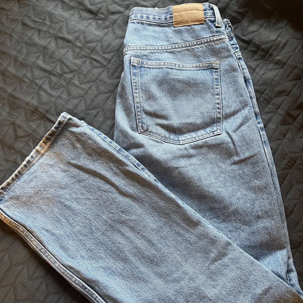 Jättesnygga och sköna blåa jeans från Weekday. Är i modellen Twin Jeans. . Jeans & Byxor.