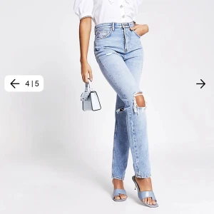 Jeans från River Island - Jeans från River Island. Stl 32 men passar mer som 34 nästan 36. Jag är 168 cm och längden är perfekt men en aning större i midjan.❣️