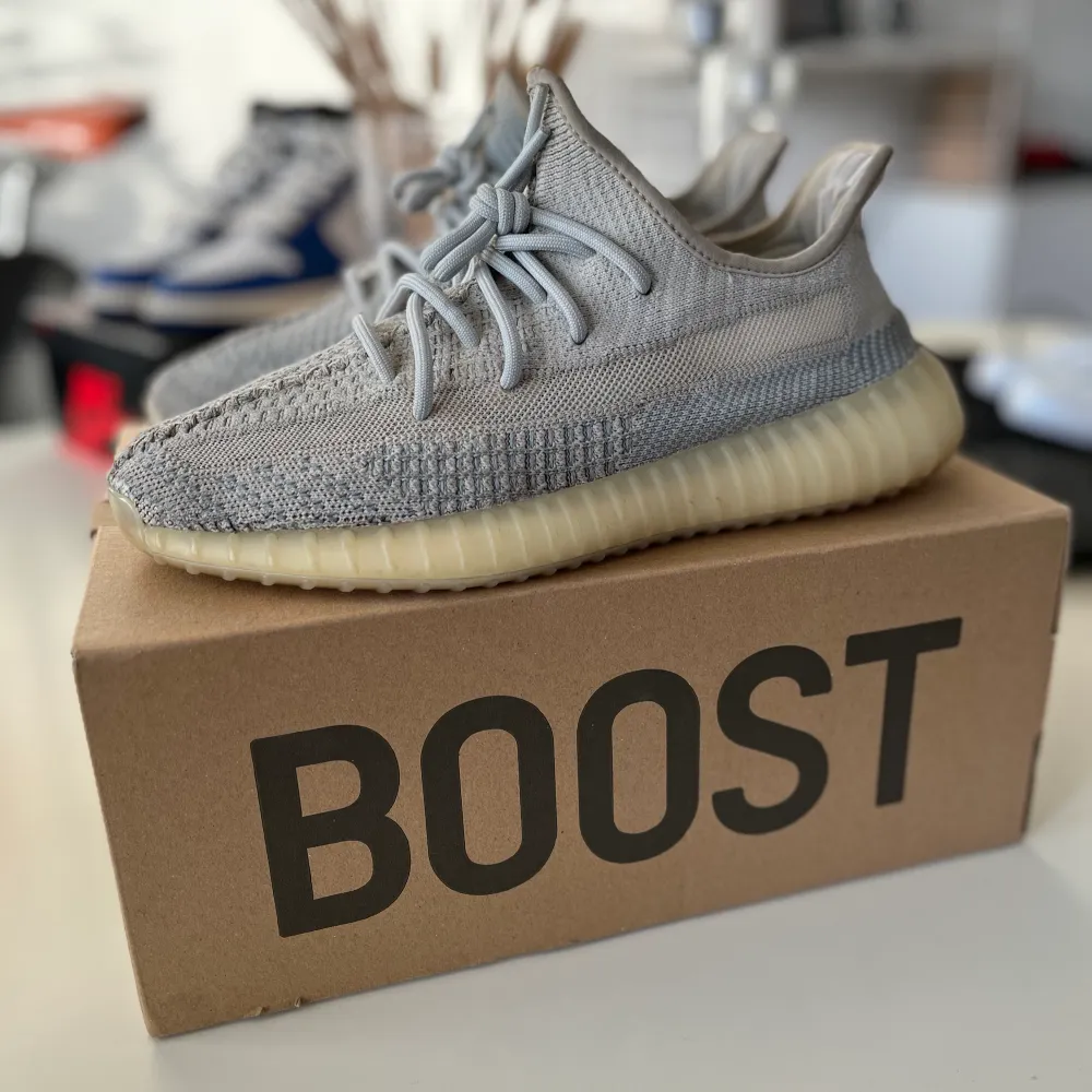 Hej! Säljer mina Yeezy 350 Cloud White. Bästa färgkombinationen av de nyare kollektionerna. Kommer inte göras fler Yeezys så passa på om du vill ha ett par. Perfekta skon till sommaren. Superskön och luftig. Dem är tyvärr för små för mig.. Skor.