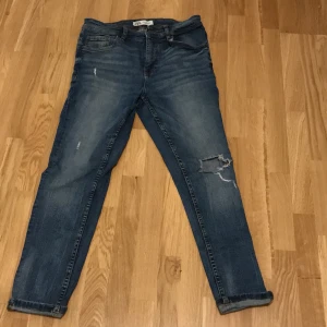 Använder liten  - Raka byxor.