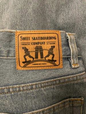 Sweet sktbs big skate baggy jeans - Snygga blåa baggy jeans från sweet sktbs/junkyard i modellen sweet big skate. Sparsamt använda och har en liten defekt längst ner på ena benet annars inga synliga defekter! 💕