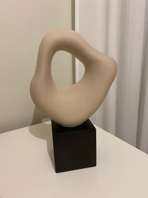 H&M skulptur - Jättefin populär skulptur från h&m, frakt tillkommer 