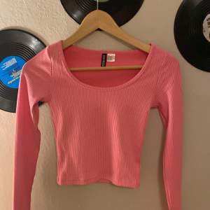 Säljer min rosa tröja i storlek xss den är helt ny men den var lite för urringad för mig❤️