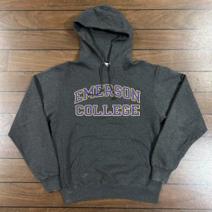 Champion Emerson college hoodie - Snygg vintage Hoodie i storlek S! Bara att skriva om du undrar över något🙏