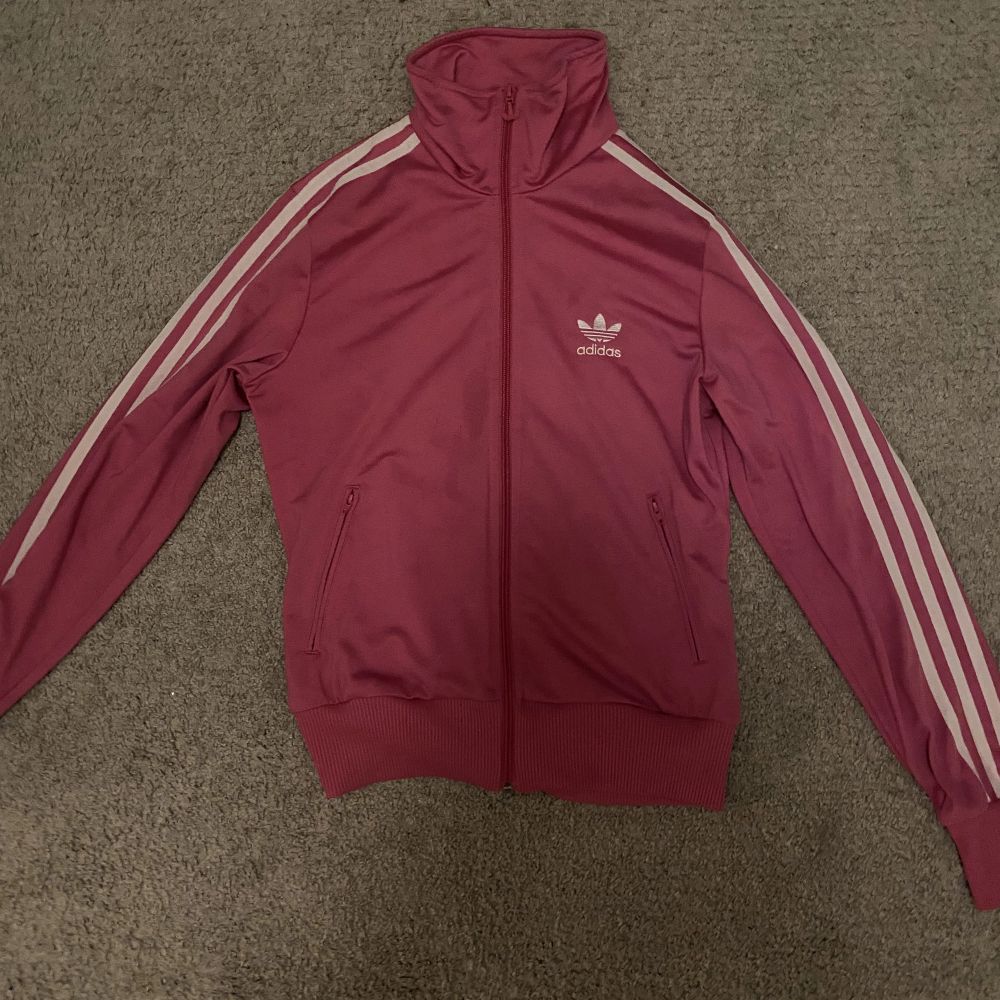 Trendig adidas zip-up i färgen rosa♥️ Nytt skicka då den är använd en gång tidigare. Sitter perfekt på en S men kan också passa XS♥️ Skriv vid intresse och frågor angående plaget! Möts endast upp i stockholm. Tröjor & Koftor.