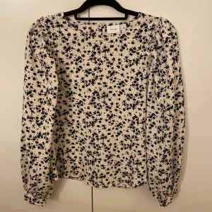 Vila blus  - Vila blus med lite puffärm. Ord pris 399,95:- Använd en gång  Mycket fint skick