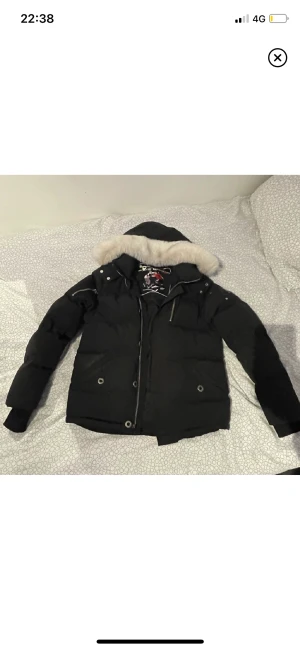 Moose jacka - Hej säljer min fina mosse jacka som har blivit för liten o passar väldigt bra o inga hål inget 