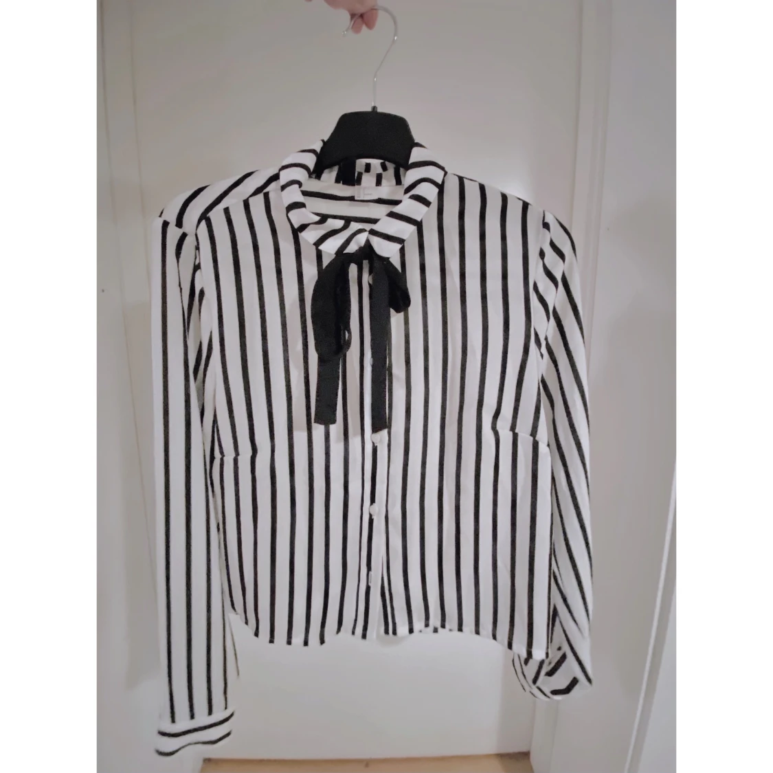 Skjorta, svart- och vitrandig med knyt fram.