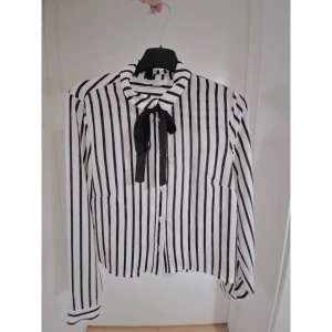 Skjorta, svart- och vitrandig med knyt fram. - Älskar denna men tyvärr har den blivit för liten för mig. Storlek 36. Jättefint skick. 