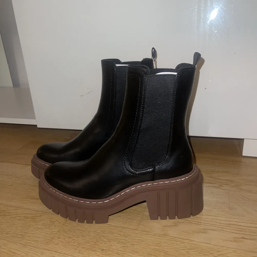 Completely new ankle boots from Stradivarius. Size 37 EU. Skor.