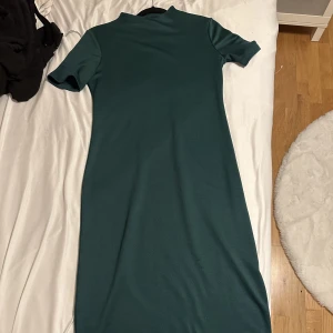 Grön klänning  - Skriv innan köp! Klänning fick jag i present men bara testat. Från halsen ner är den cirka 105cm lång.