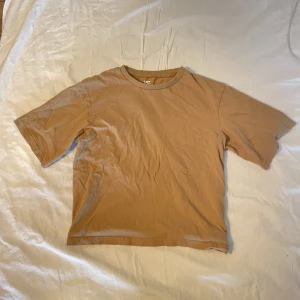 Beige T-Shirt - Säljer en beige T-Shirt i strl S ifrån Lager 157. Köparen står för frakten🤍