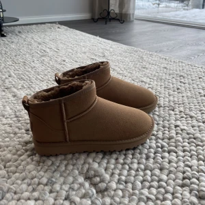 Helt nya låga ”uggs” - Helt nya oanvända låga ”uggs”, alltså inte äkta! beställde två storlekar så testar att sälja dessa i storlek 40. Normal i storlek. Nypris 490kr + frakt på 100kr. Säljer för 450kr inkl frakt 