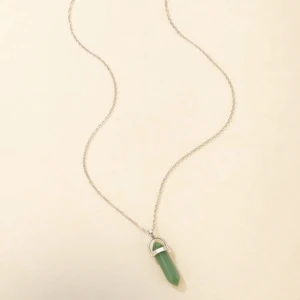 Halsband - Silver halsband med grön sten! Helt oanvänt och i nytt skick!