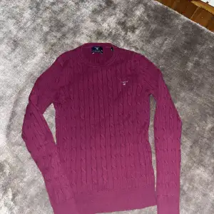 En vinröd gant tröja, storlek S. Jättebra skick. 