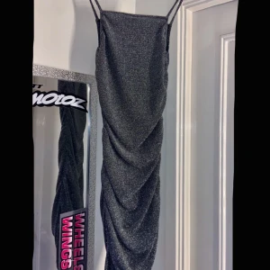 Glittrig klänning  - Säljer nu denna fina svarta glittriga klänningen från hm, klänningen är aldrig använd då den aldrig kommit till andvändning, klänningen sitter fint och följer kurvorna perfekt, prislappen sitter kvar! Skriv vid intresse eller om du har några frågor💕💕