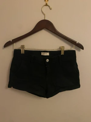 Svarta Jeansshorts - Svarta jeansshorts i stretchigt material.   Köpare står för frakt 